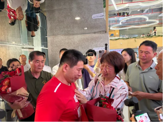 深圳退役军人洪庆先 养他成人帮他找回父母!深圳老兵与聋哑流浪儿的故事看哭网友