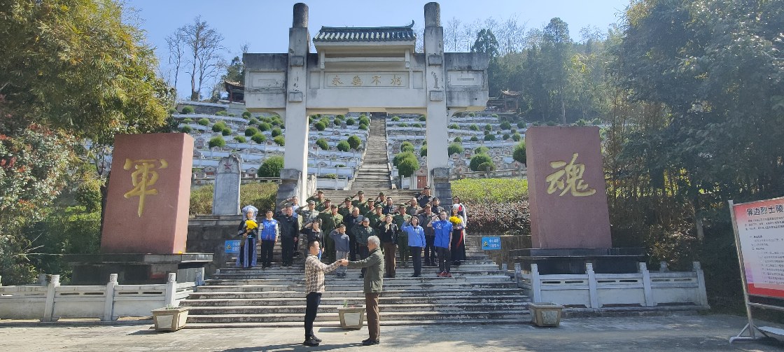 父尽忠,守护山河寸土 儿尽责,建设盛世中华